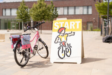 ein Kinderfahrrad steht neben dem Startschild
