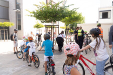 Kinder stellen ihr Fahrrad bei den beiden Polizistinnen zur Prüfung der Verkehrstüchtigkeit vor